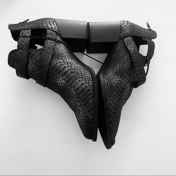 Express  snakeskin  print  block  boots black size 10 new - Picture 7 of 10